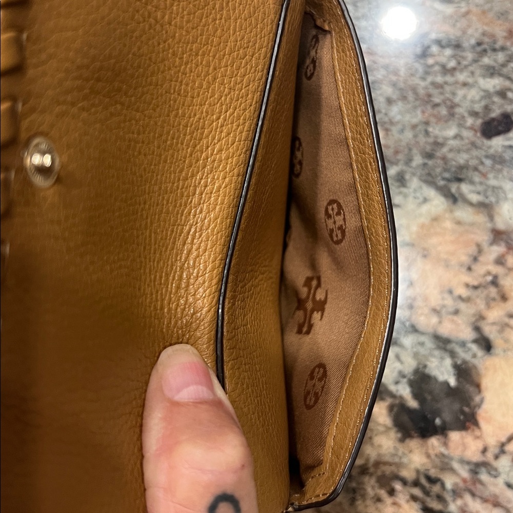 Tori Birch Tan wristlet Logo wallet New - Picture 7 of 9